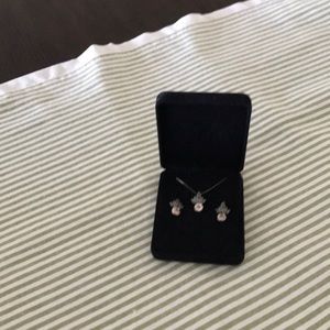 Necklace. Pink stone and silver color